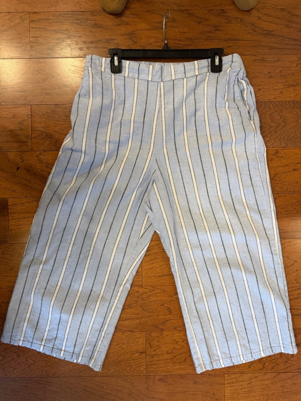 Arizona women’s size xl blue striped cropped pants. Cotton/.linen blend.